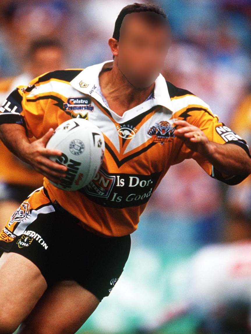 Craig Field, playing for the Wests Tigers, in 2001.