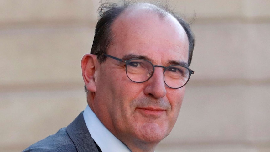 Photo close up of Jean Castex wearing dark-rimmed glasses.