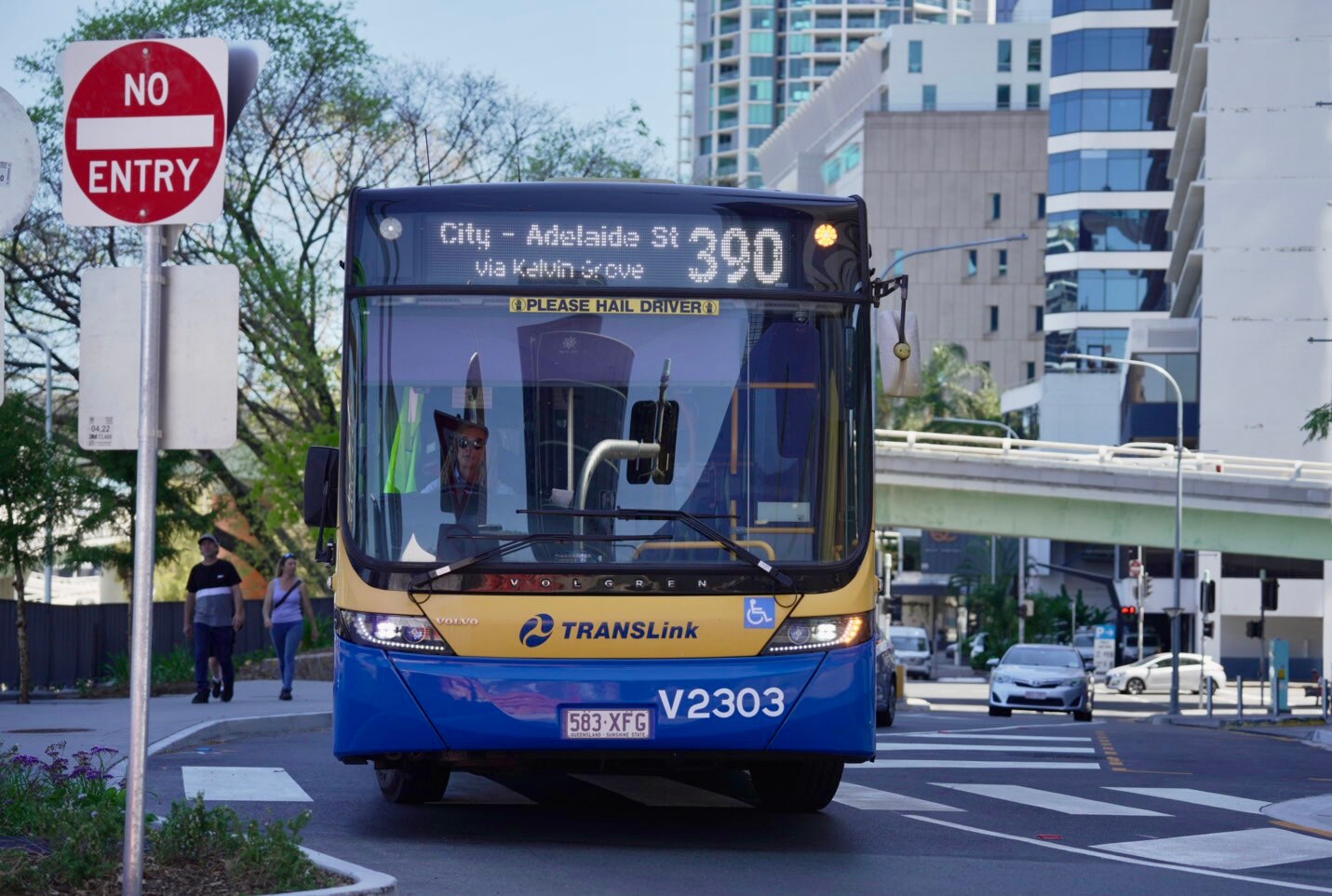 Sinal de ônibus da Adelaide Street acima do veículo 