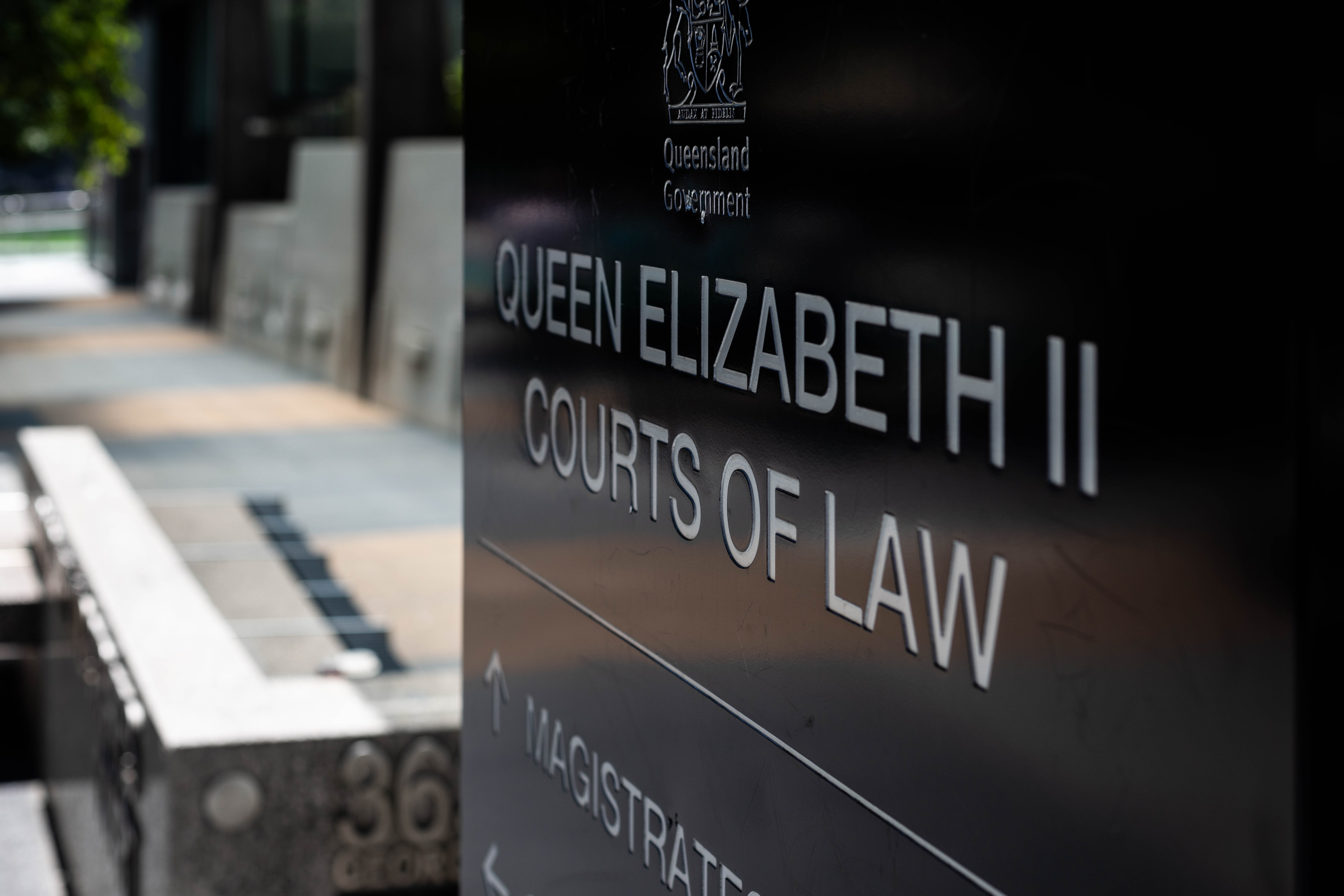 Sinais e marcadores apontando para o Tribunal de Magistrados de Brisbane