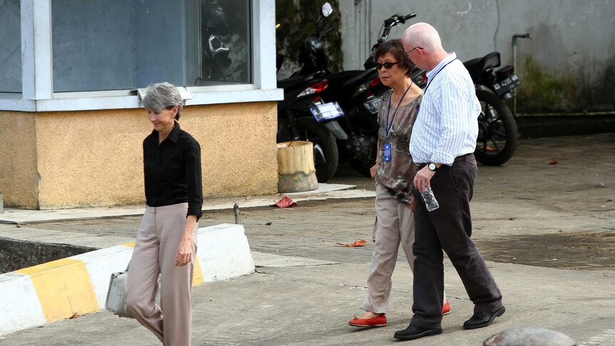 Andrew Chan's mother Helen (pictured centre) and lawyer Julian McMahon prepare to head to Nusakambangan.