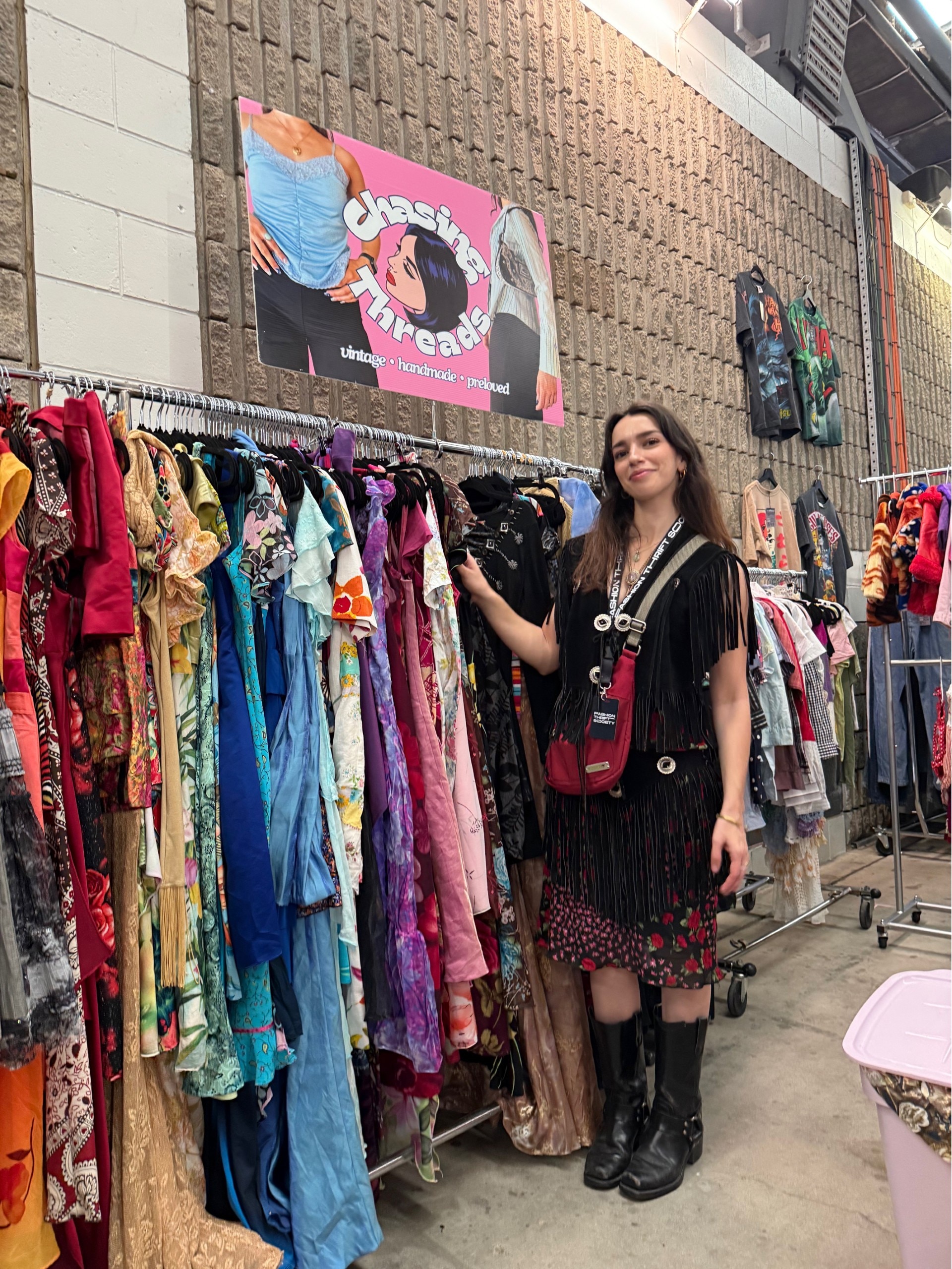 Una mujer se encuentra junto a un perchero