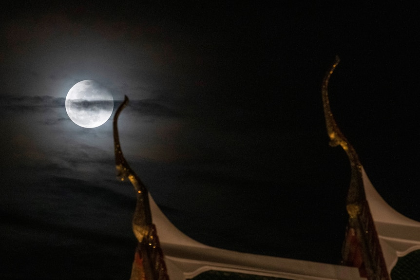 在泰国曼谷苏泰寺旁赏月。