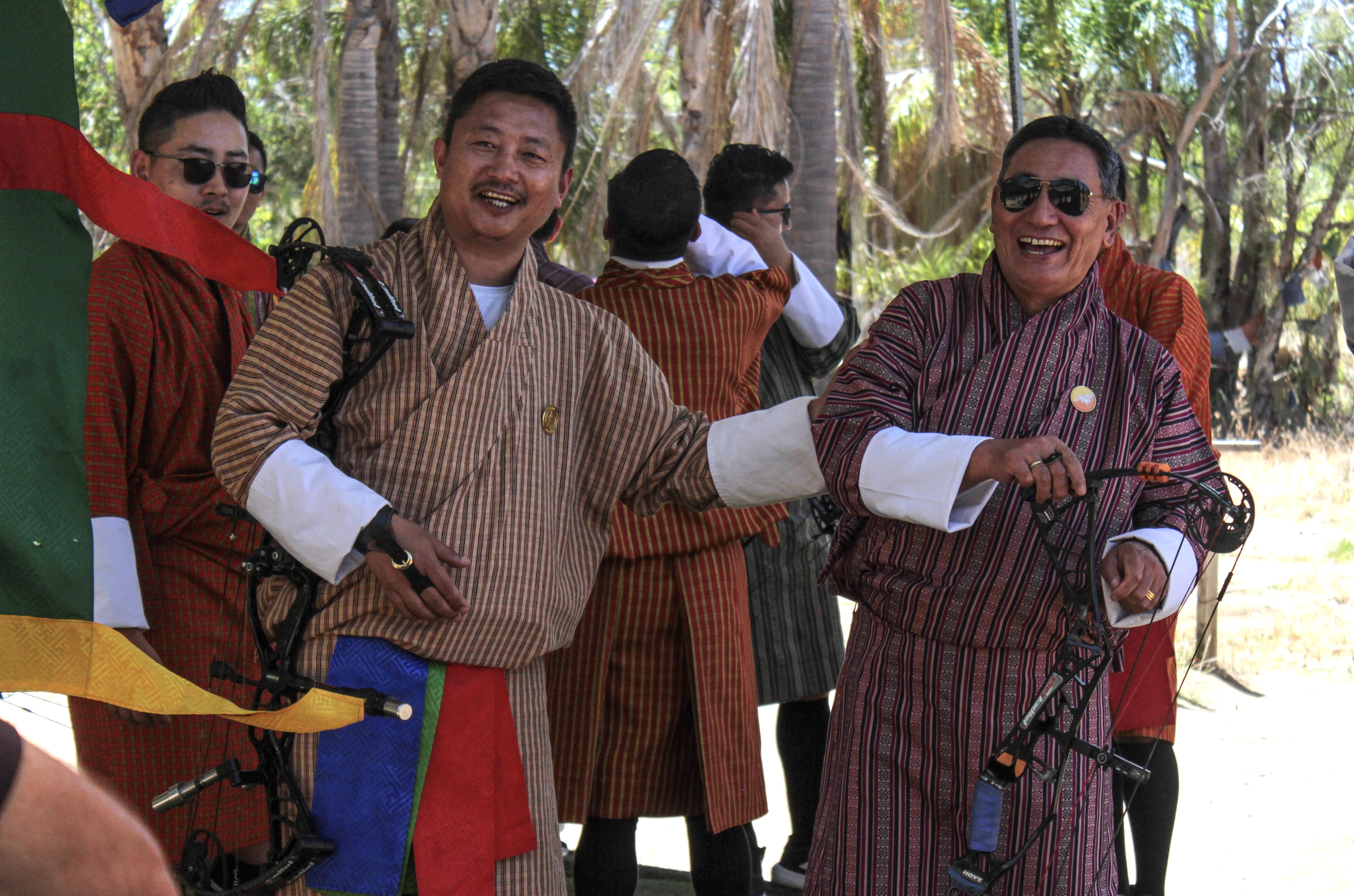 Dois arqueiros rindo 