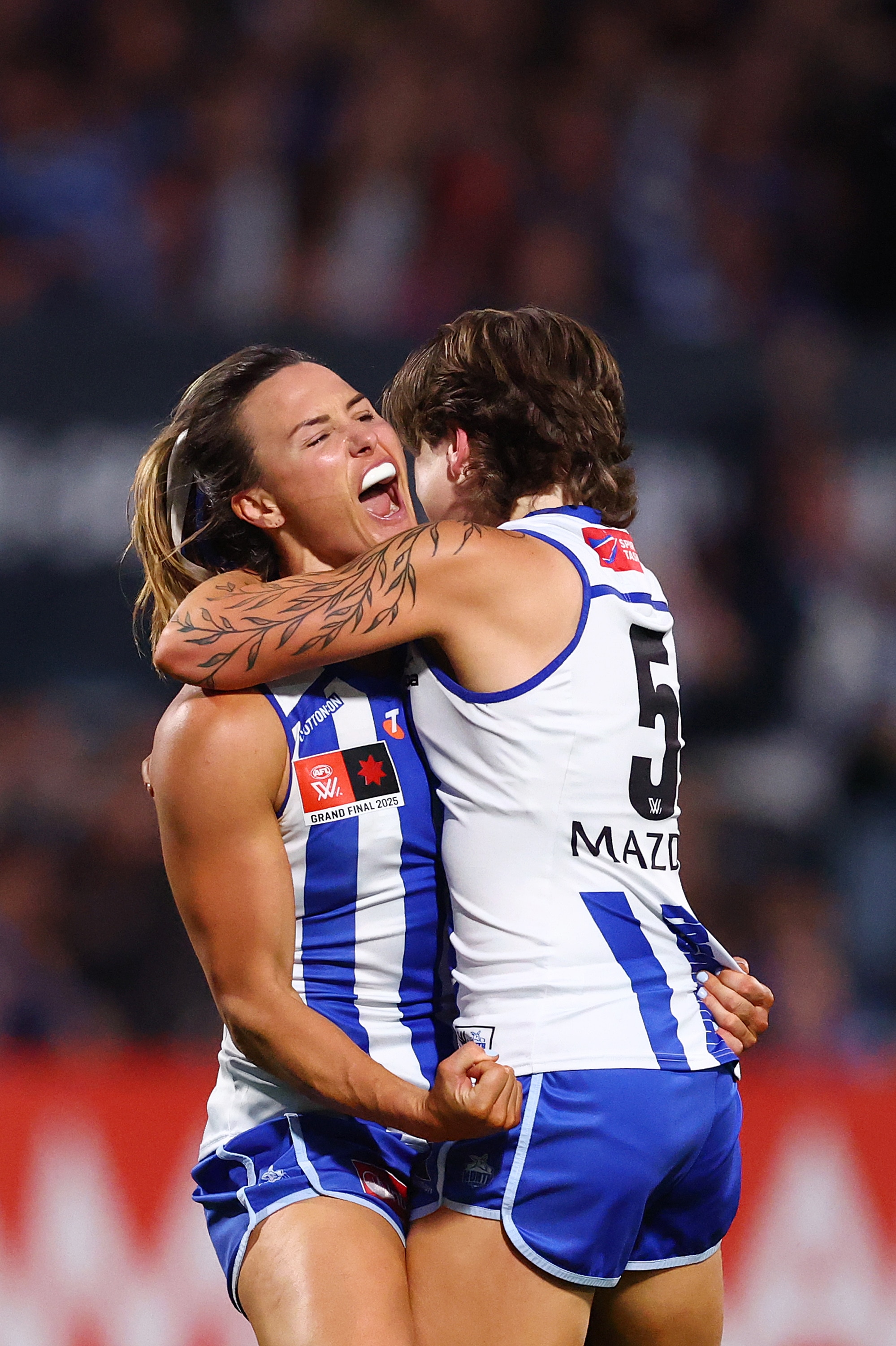     Eilish Sheerin y Tess Craven celebran un gol de los Canguros en la gran final de la AFLW.