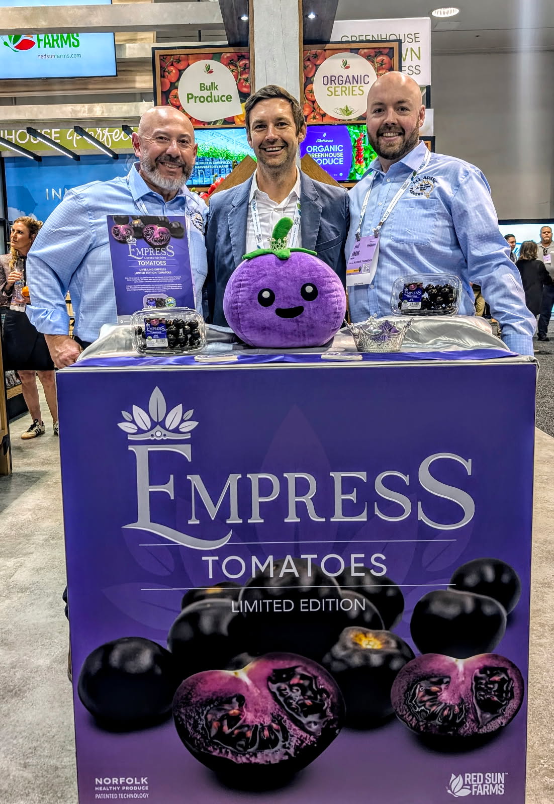 Varias personas en un puesto comercial.