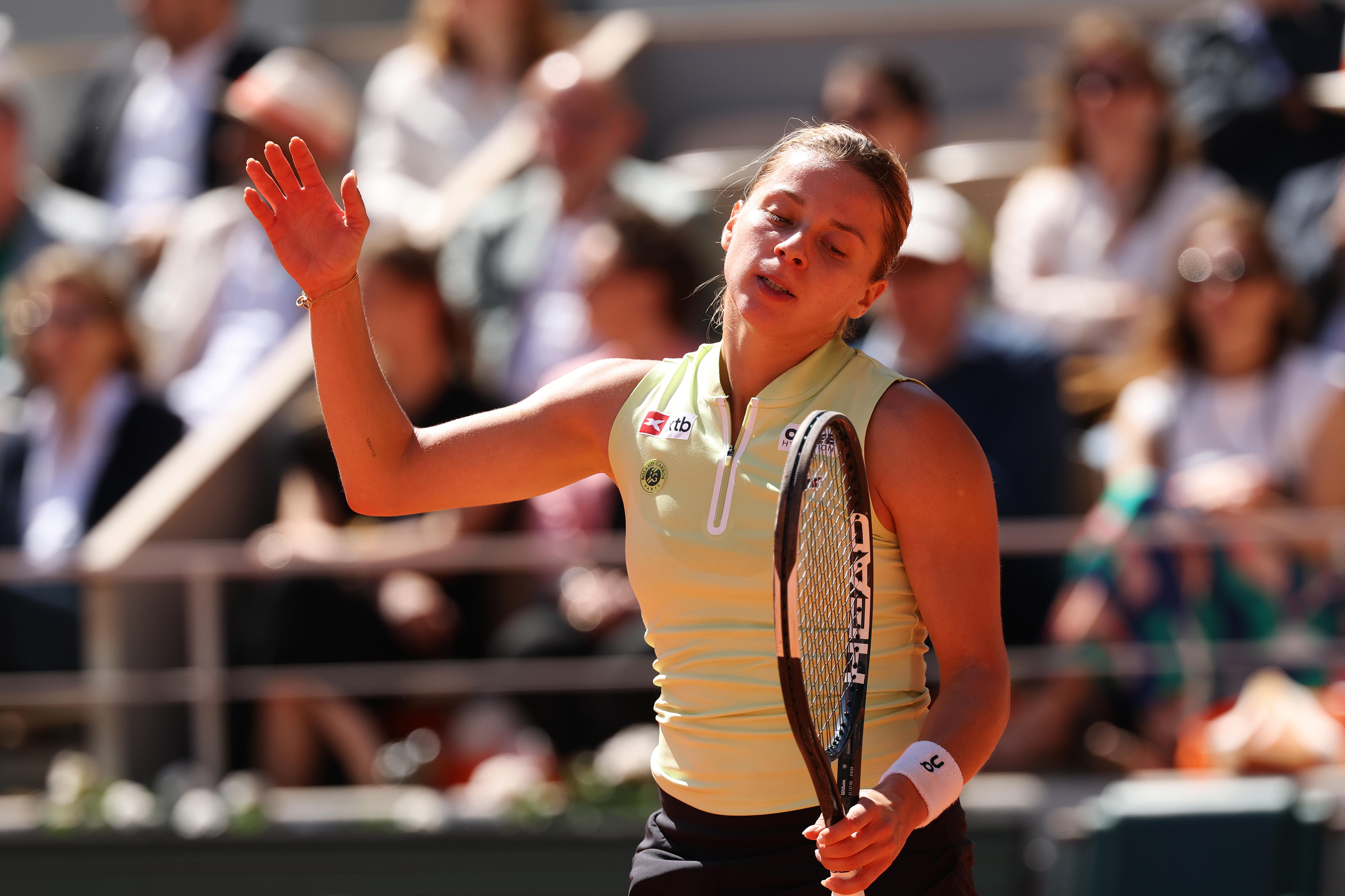 Maja Chwalinska reage durante a final do Aberto da França contra Mirra Andreeva.