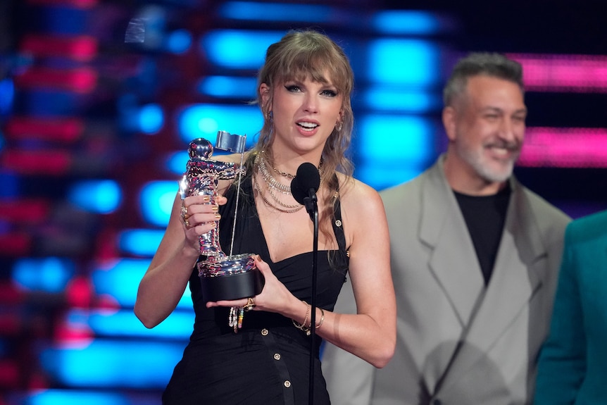 Taylor accepts her award on stage.