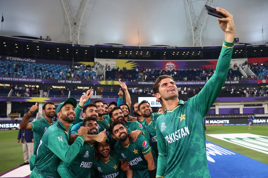 Pakistan mengejutkan India dengan kemenangan bersejarah 10-wicket Piala Dunia T20 saat rival bertemu untuk pertama kalinya dalam dua tahun - ABC News