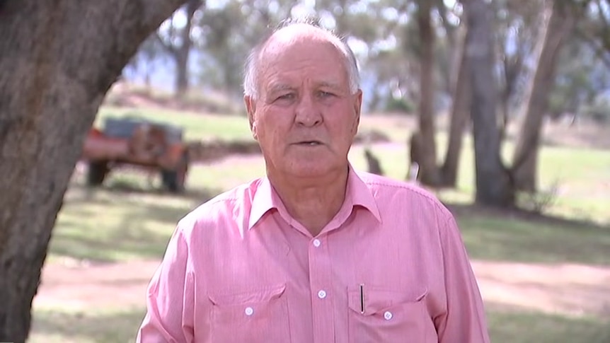 Tony Windsor addresses the media