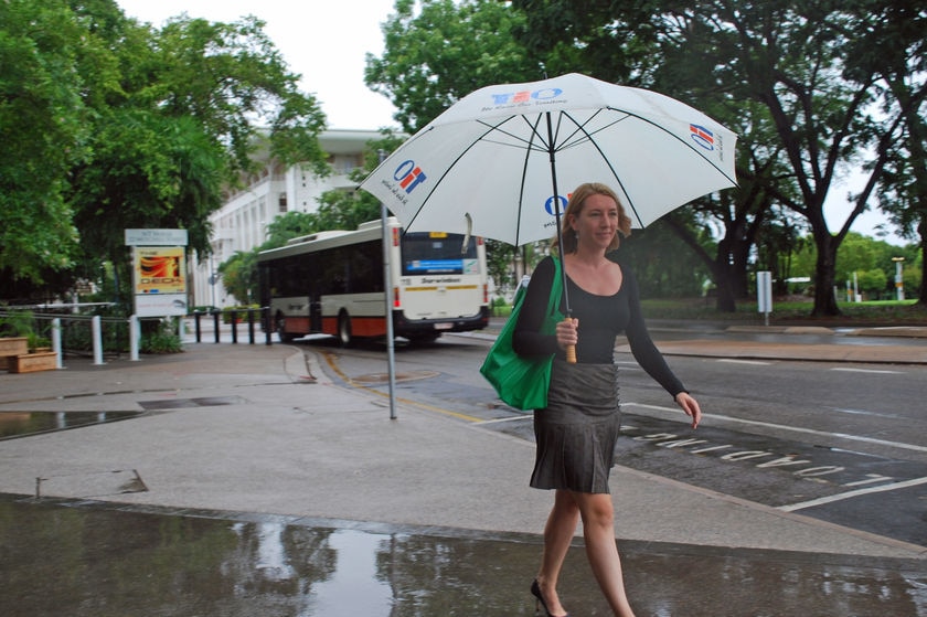 Seorang perempuan menggunakan payung