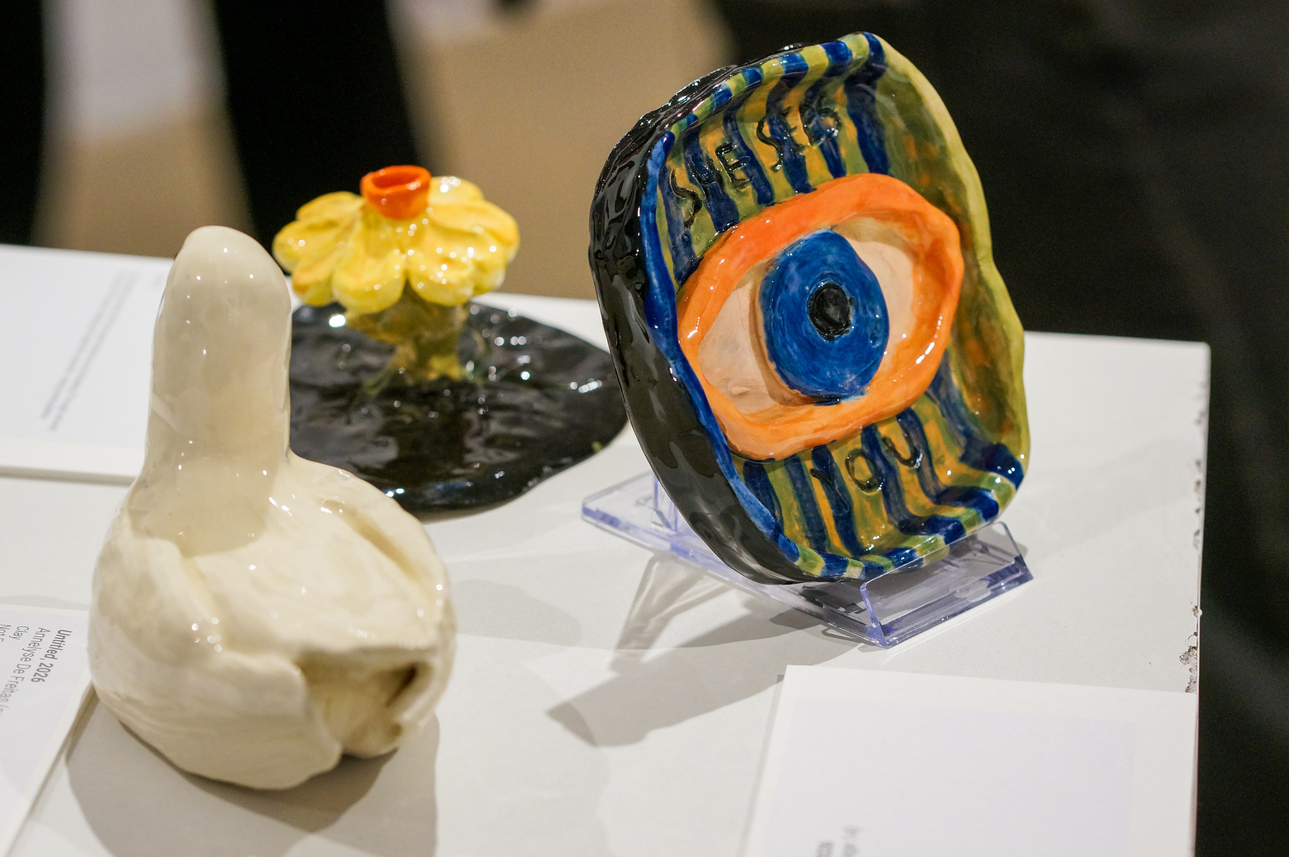 Керамические произведения искусства на выставке в художественной галерее.