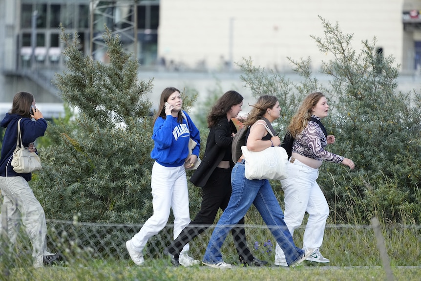 Nastolatki wybiegają na zewnątrz centrum handlowego po strzelaninie w Danii