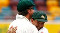 Ricky Ponting (r) and Glenn McGrath celebrate first Ashes Test win, Gabba