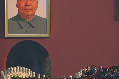 Chinese tourists visit Beijing's Tiannanmen Gate