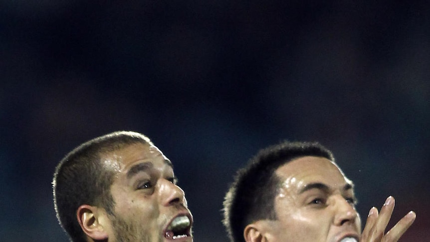 Lance Franklin (L) goaled three times to ease the Hawks past Port.