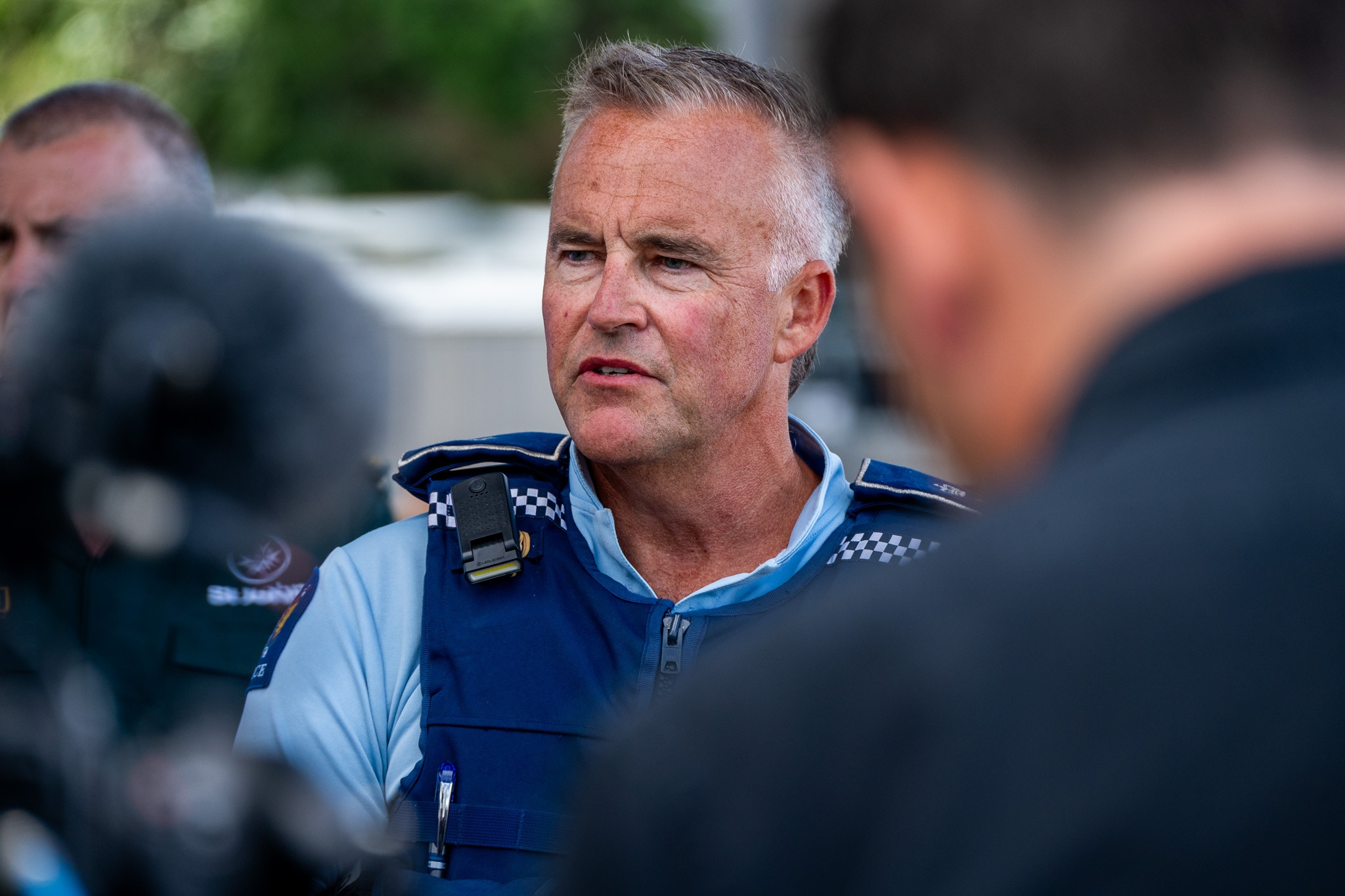 Um close de um policial falando.