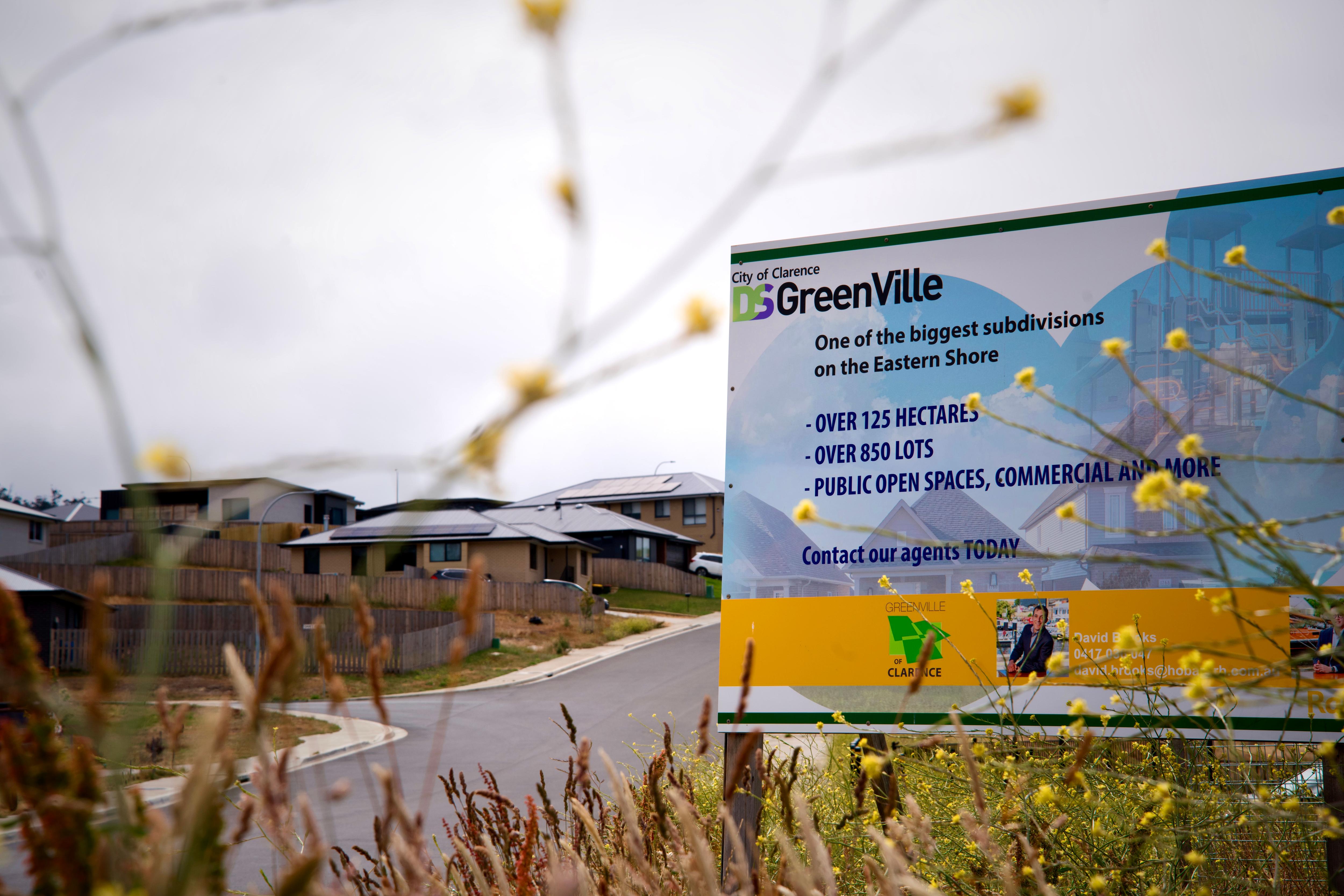 Uma placa imobiliária para a propriedade GreenVille.