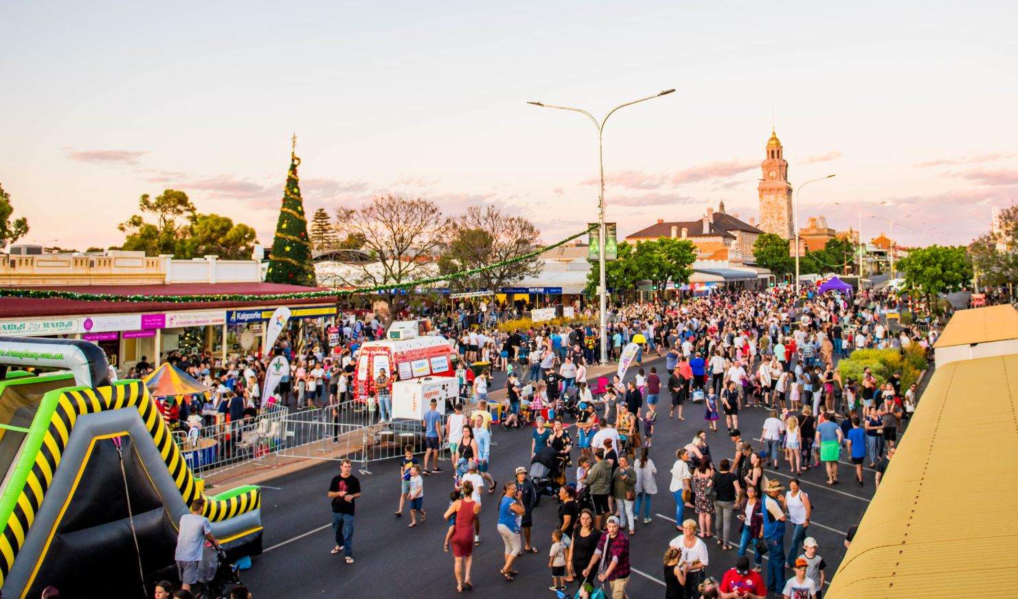 Kalgoorlie grinch tried to burn down community Christmas tree with cigarette lighter ABC News