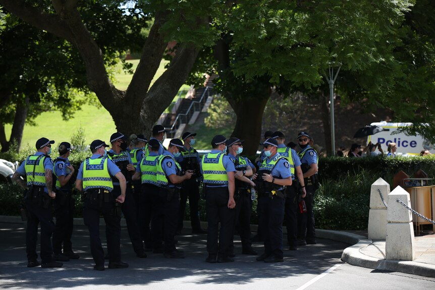 Plus d'une douzaine de policiers debout devant le parlement