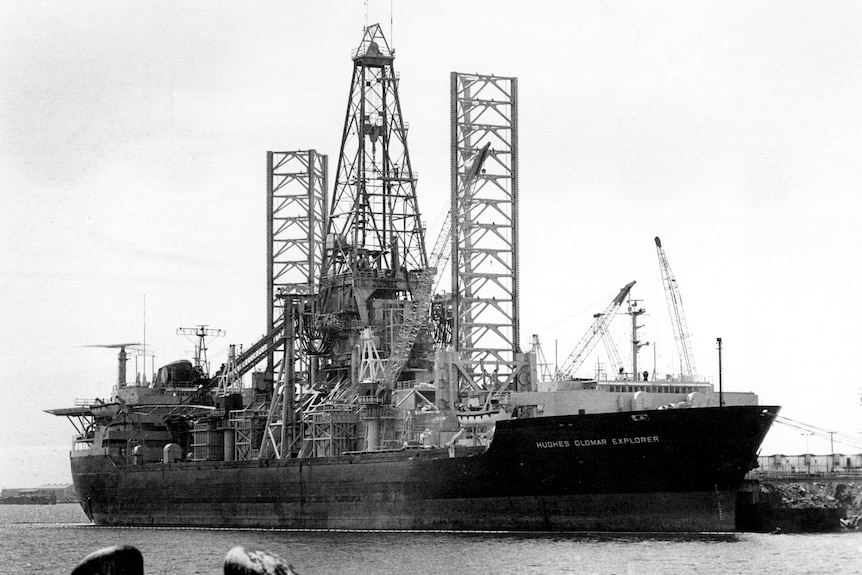 El Hughes Glomar Explorer se encuentra en el muelle del puerto de Long Beach en Los Ángeles, el 19 de marzo de 1975. 
