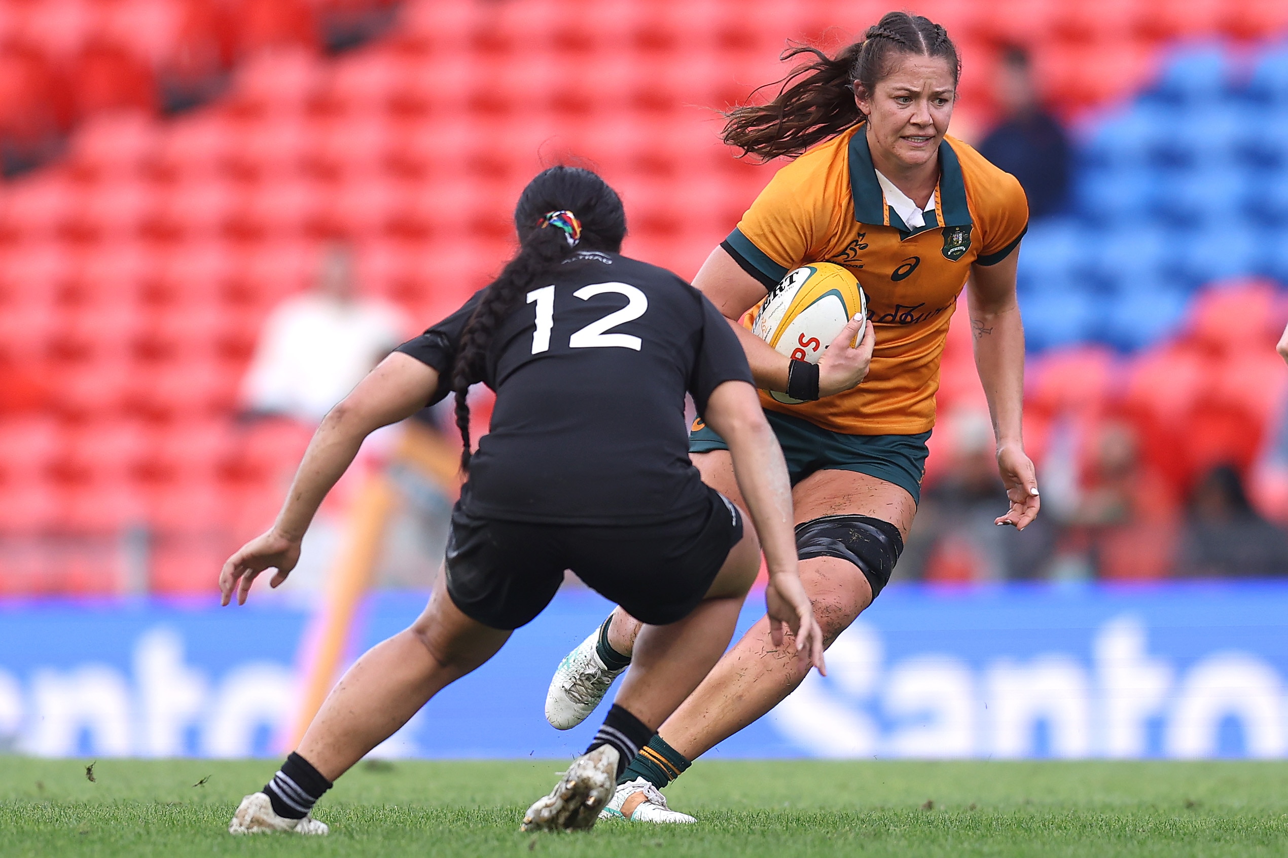 Michaela Leonard jogando pelos Wallaroos contra a Nova Zelândia.