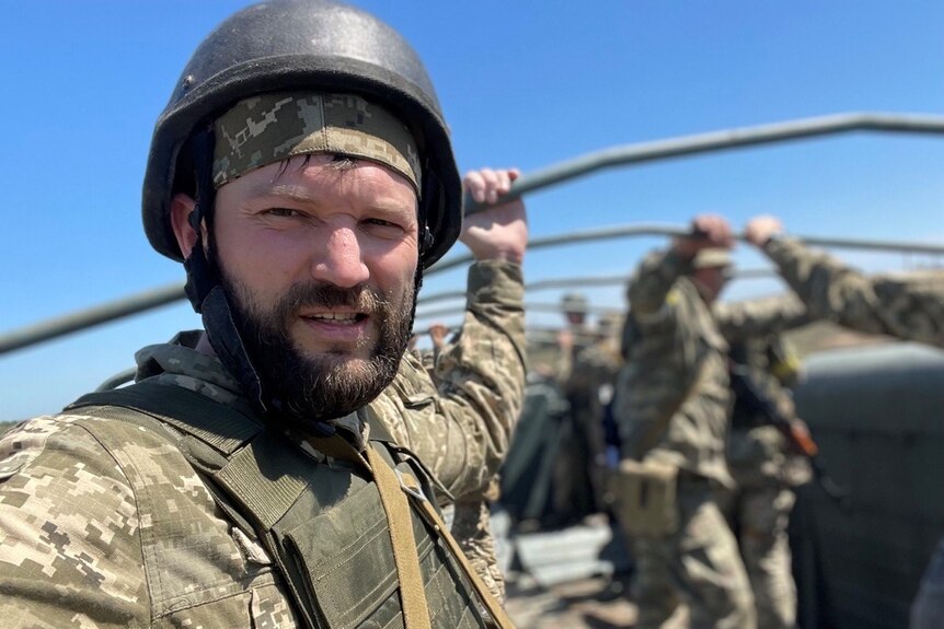Ofițerul armatei ucrainene Oleksiy Storozhuk a cărui familie a fugit în Australia în timp ce el a rămas în luptă