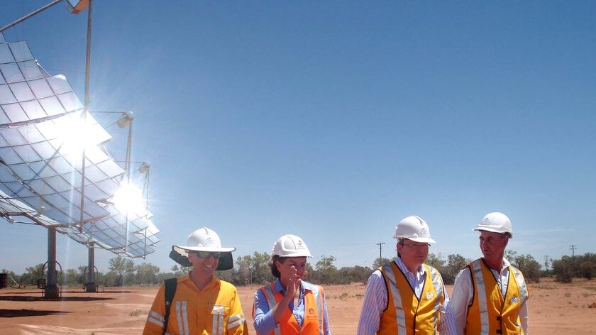 Kevin Rudd and Premier Anna Bligh inspect a solar power farm at Windorah, far-west Queensland