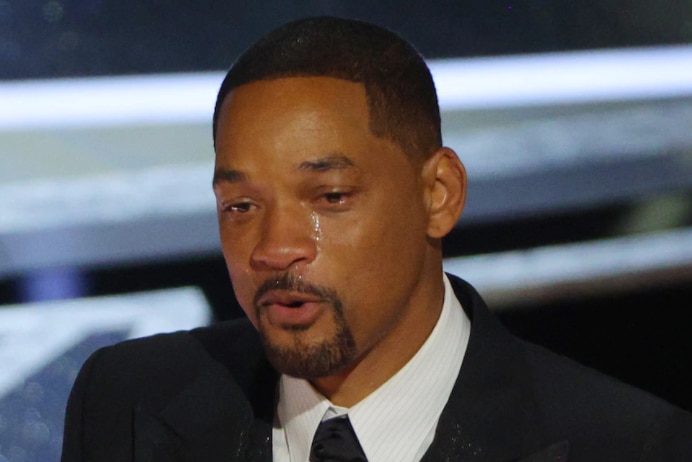 Will Smith huilt als hij de Oscar voor Beste Acteur in ontvangst neemt