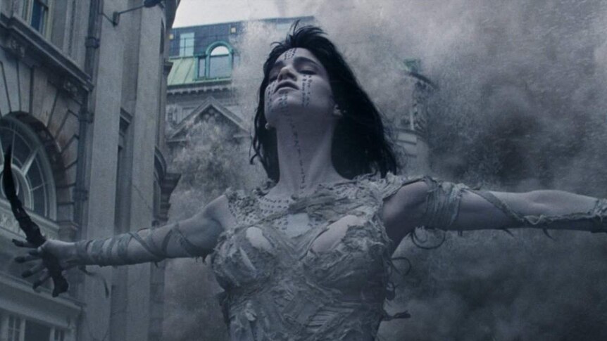 A scene from the 2017 film The Mummy.
