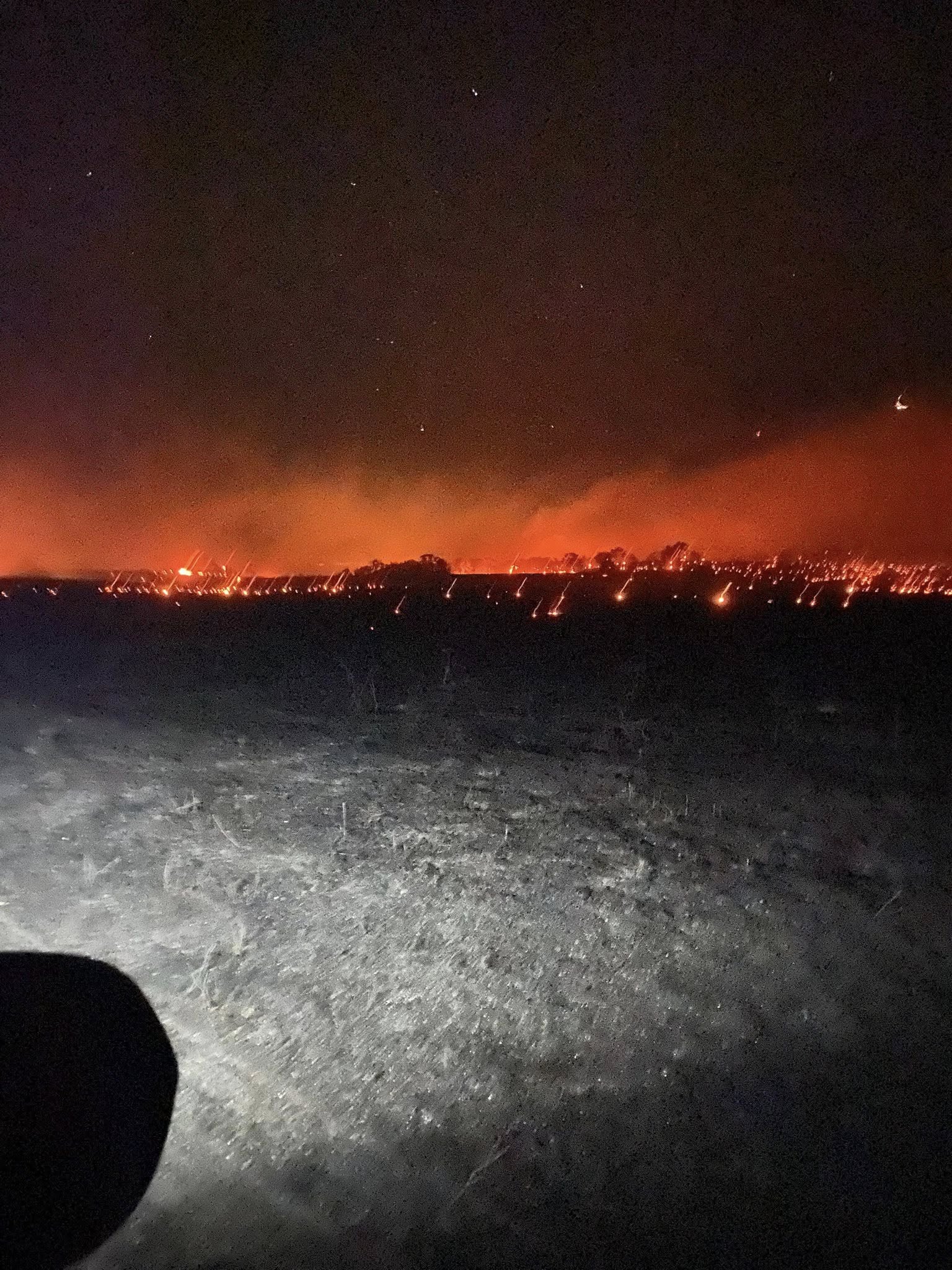 Incêndios queimando durante a noite.