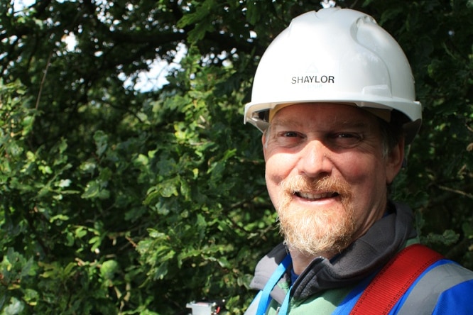 Le professeur David Ellsworth dans la forêt avec un équipement pour mesurer les niveaux de CO2 dans les arbres.