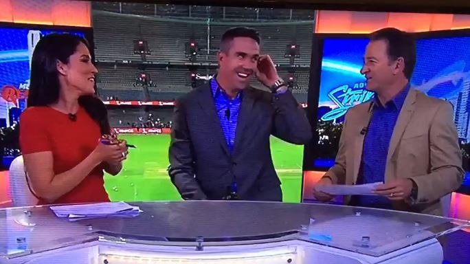 Mel McLaughlin offers to buy cricketer Mark Waugh a drink on-air.