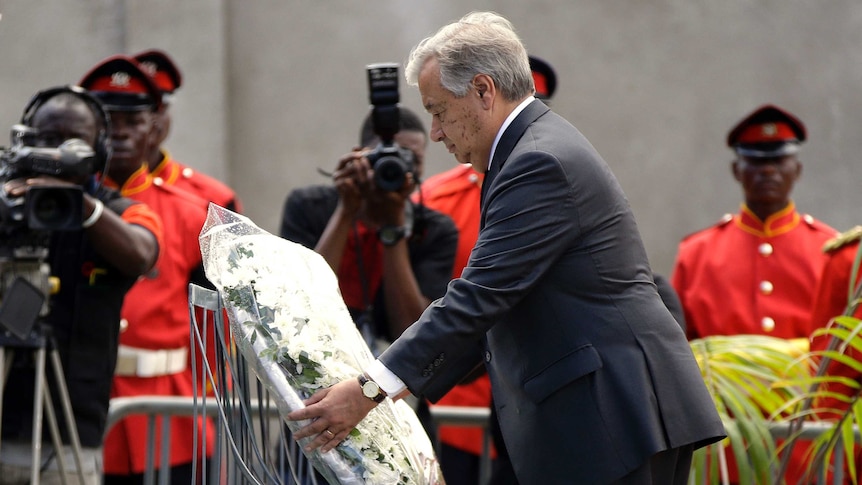 Antonio Guterres lays a wreath at the funeral for Kofi Annan