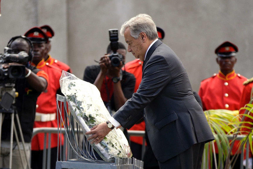 Antonio Guterres lays a wreath at the funeral for Kofi Annan