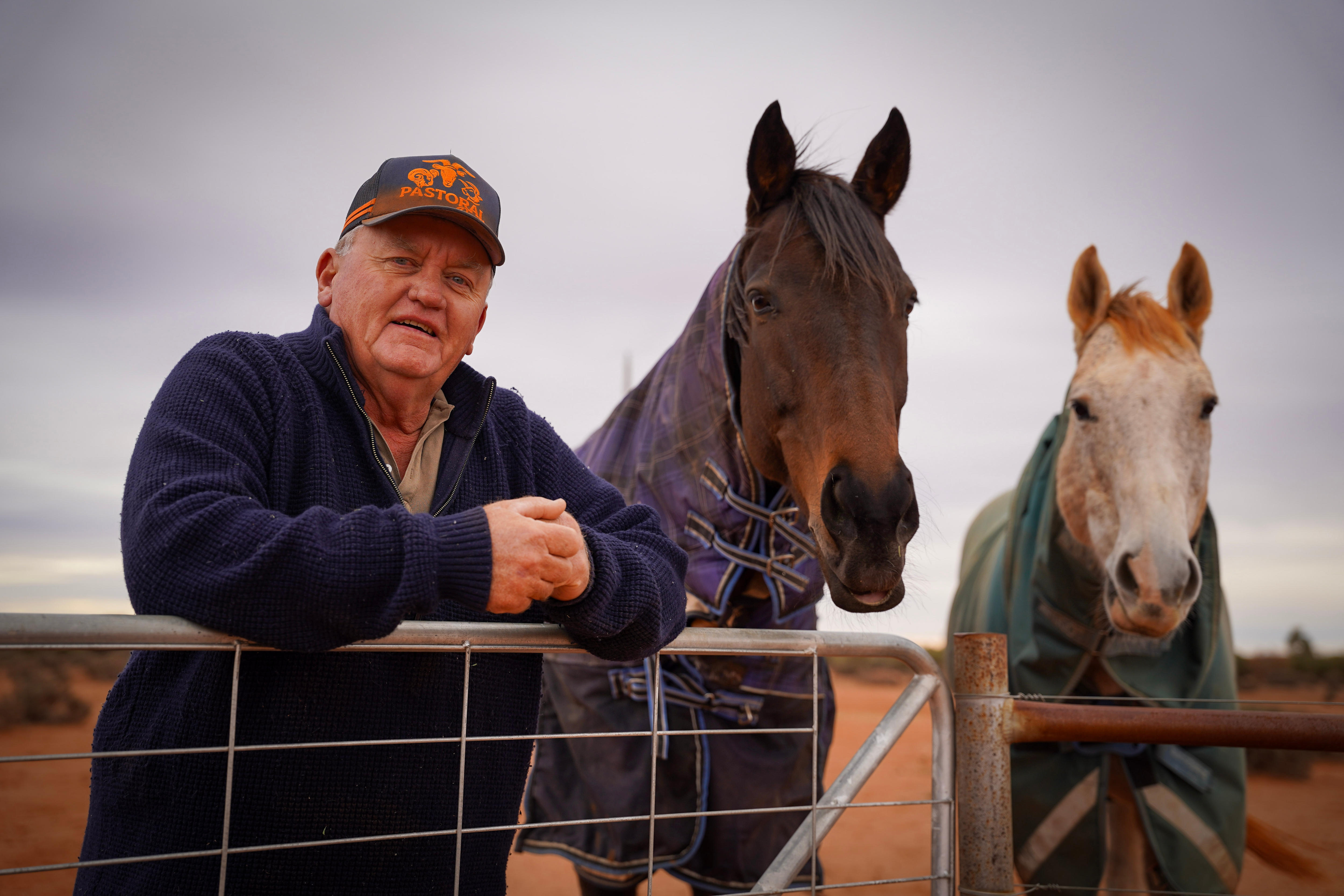 Rob está allí sonriendo con dos de sus caballos.