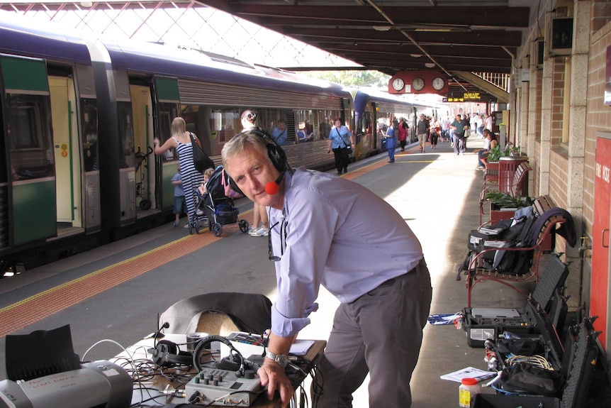 Tony Eastley broadcasts AM from the platform at Bendigo station in 2010.