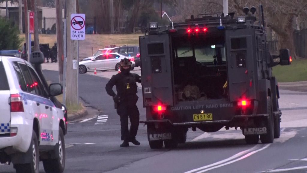 NSW Police Surround Home During Siege Near Lithgow, West Of Blue ...