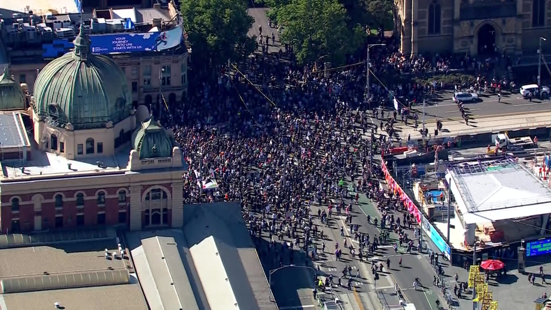 Crowds gather in Melbourne as Isaac Herzog concludes visit