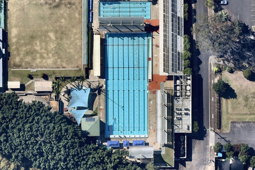 An aerial view of a publis swimming pool.