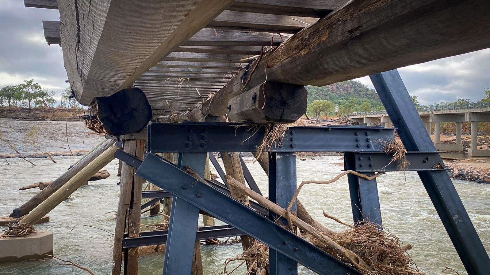 Puente de madera se desprende de su estructura metálica.
