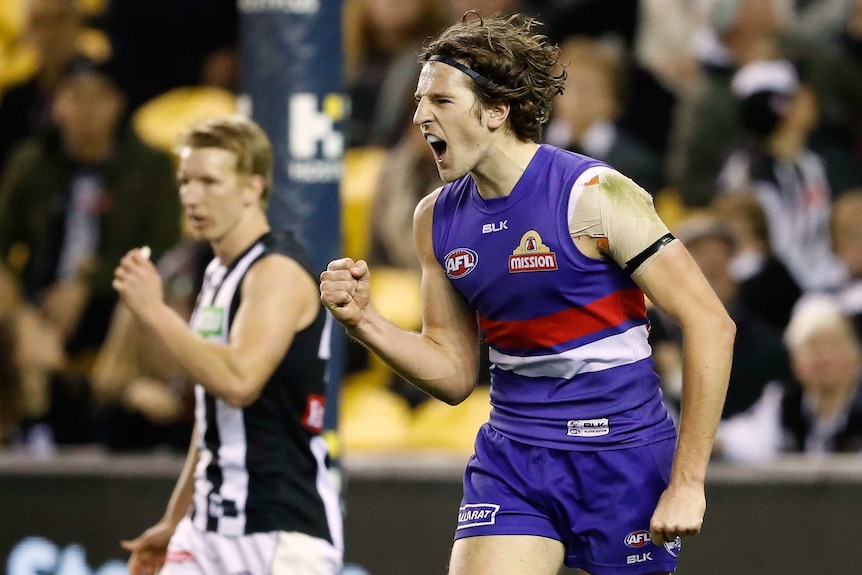 Marcus Bontempelli playing for Bulldogs against Magpies