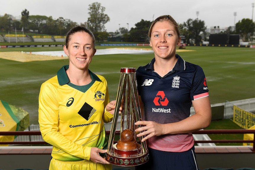 Australian captain Rachael Haynes (L) and England's Heather Knight pose with Womens Ashes trophy.