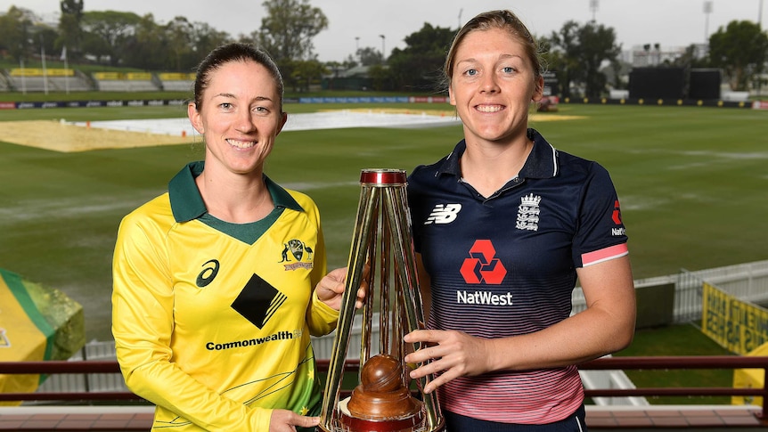 Australian captain Rachael Haynes and English skipper Heather Knight with the Womens Ashes trophy