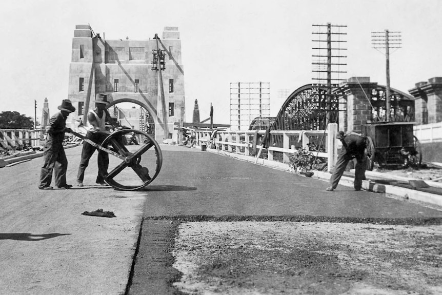 Old photo of Indooroopilly bridge construction.