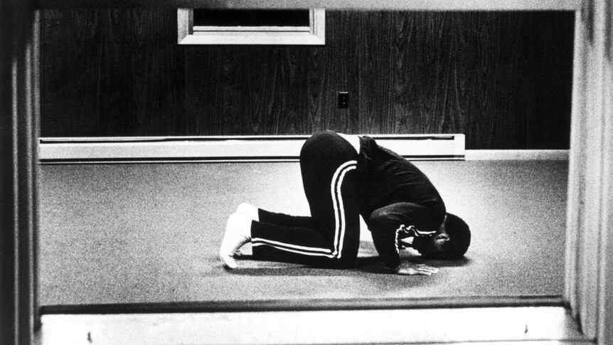 Muhammad Ali prays