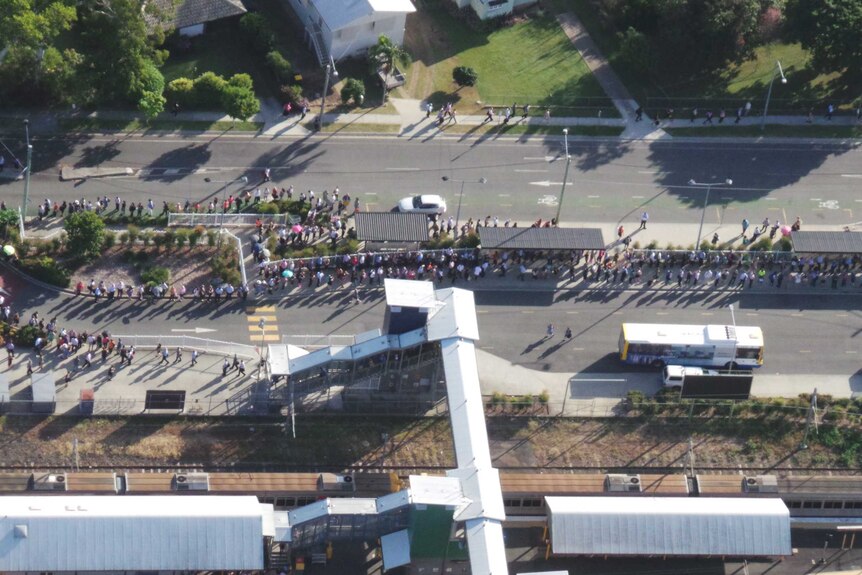 Buses continue to transfer rail commuters between Mitchelton and Roma St stations.