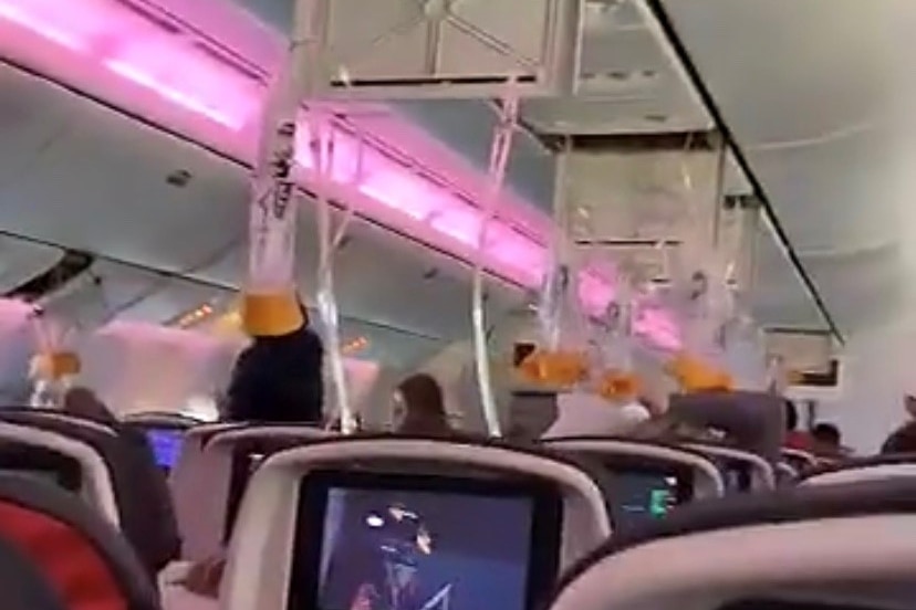 这架加拿大航班上的氧气面罩已经落下。