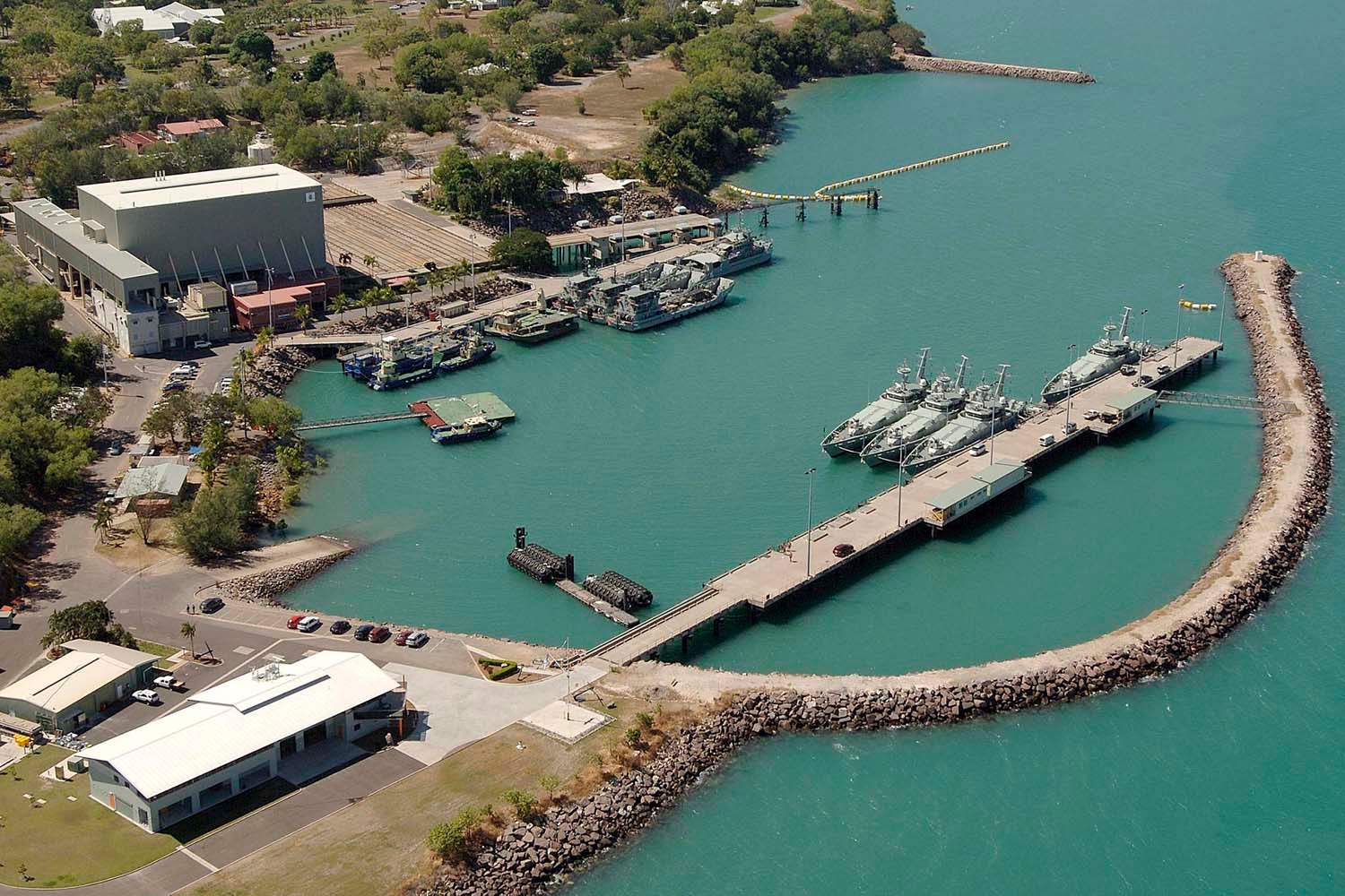 HMAS CRESWELL ROYAL AUSTRALIAN NAVY FRIDGE MAGNET IMAGE FUZZY TO STOP THEFT 