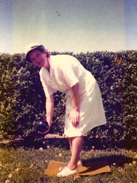 Avice Marsh, pictured in 1987, poses for a photo on the bowls green